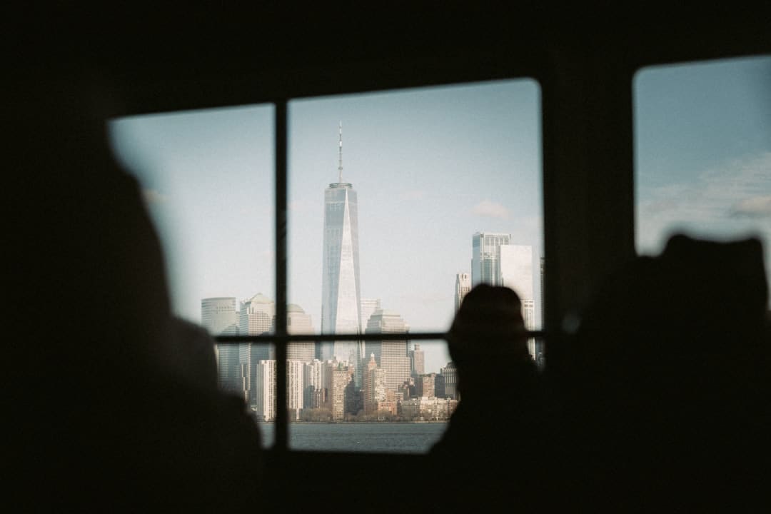 具俊晔现身大S墓地 坐旁边为其修图 深情守护引发感动